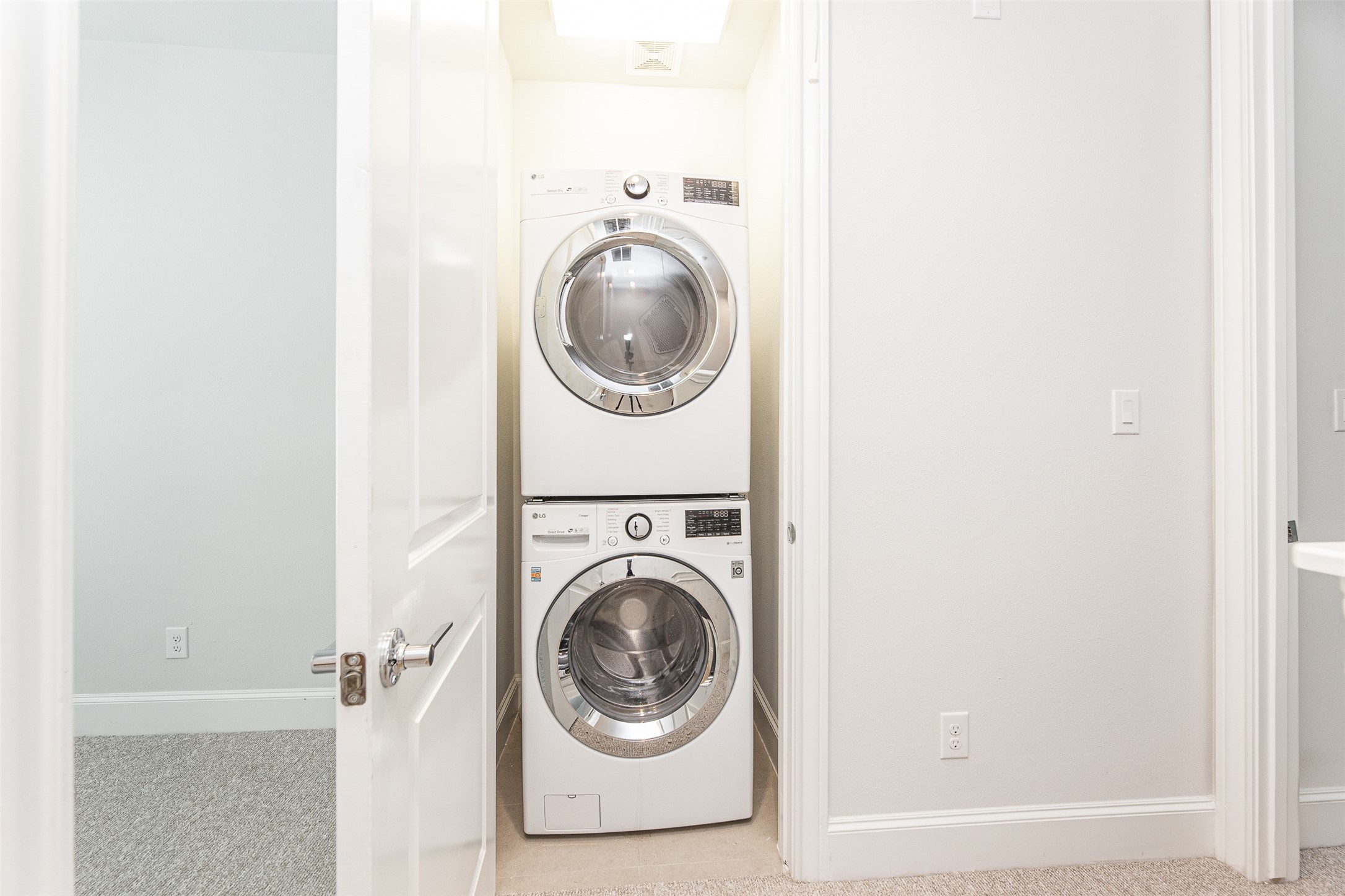 2028 Waterloo Station Road Houston, TX 77045 - Photo 23 of 34 a utility room with dryer and washer