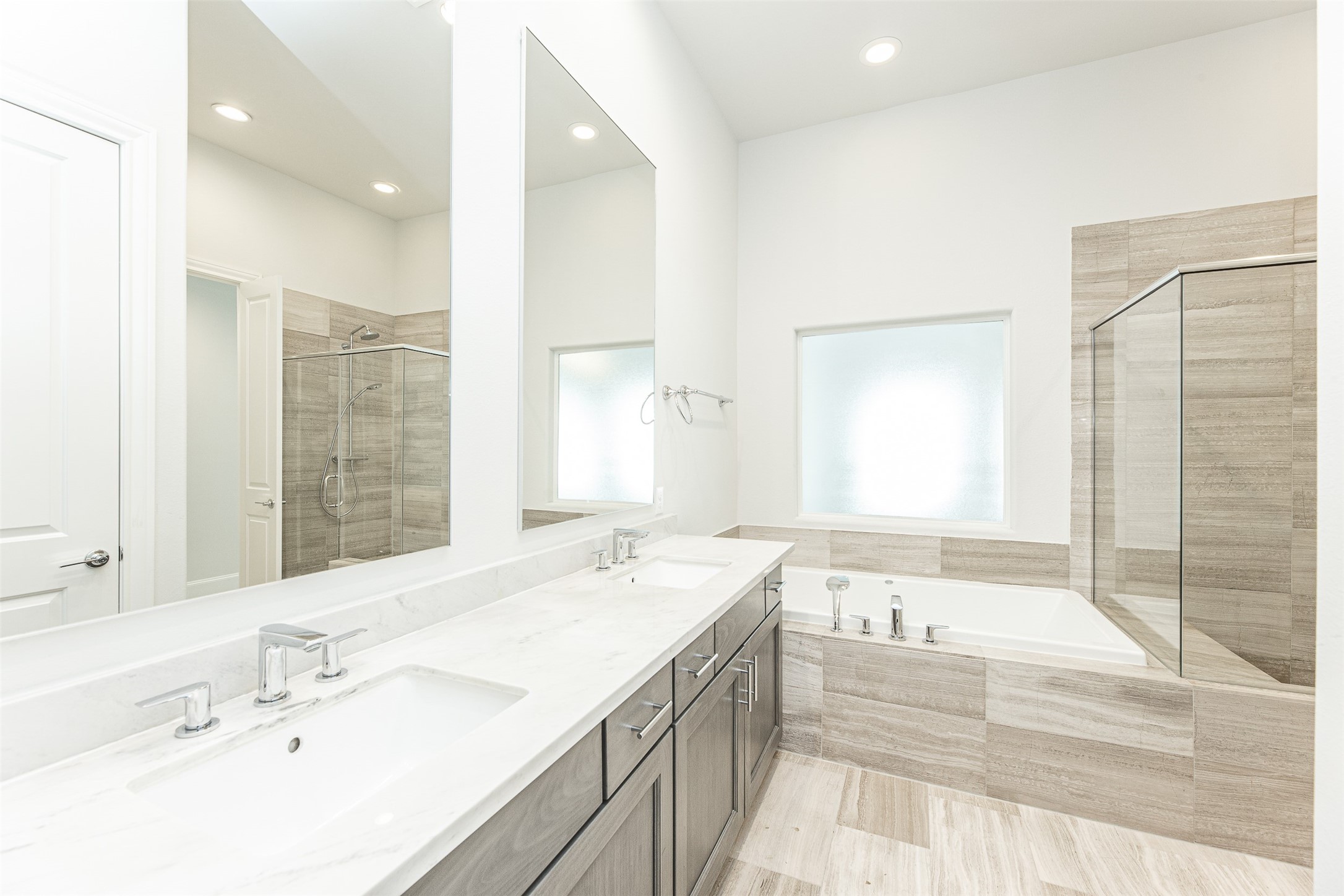 2028 Waterloo Station Road Houston, TX 77045 - Photo 27 of 34 a spacious bathroom with a tub sink and mirror