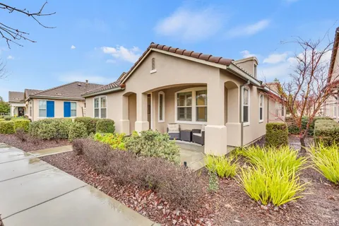 a view of a front of house with a yard