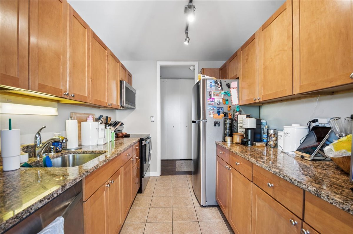 655 West Irving Park Road, Unit 402 Chicago, IL 60613 - Photo 10 of 22