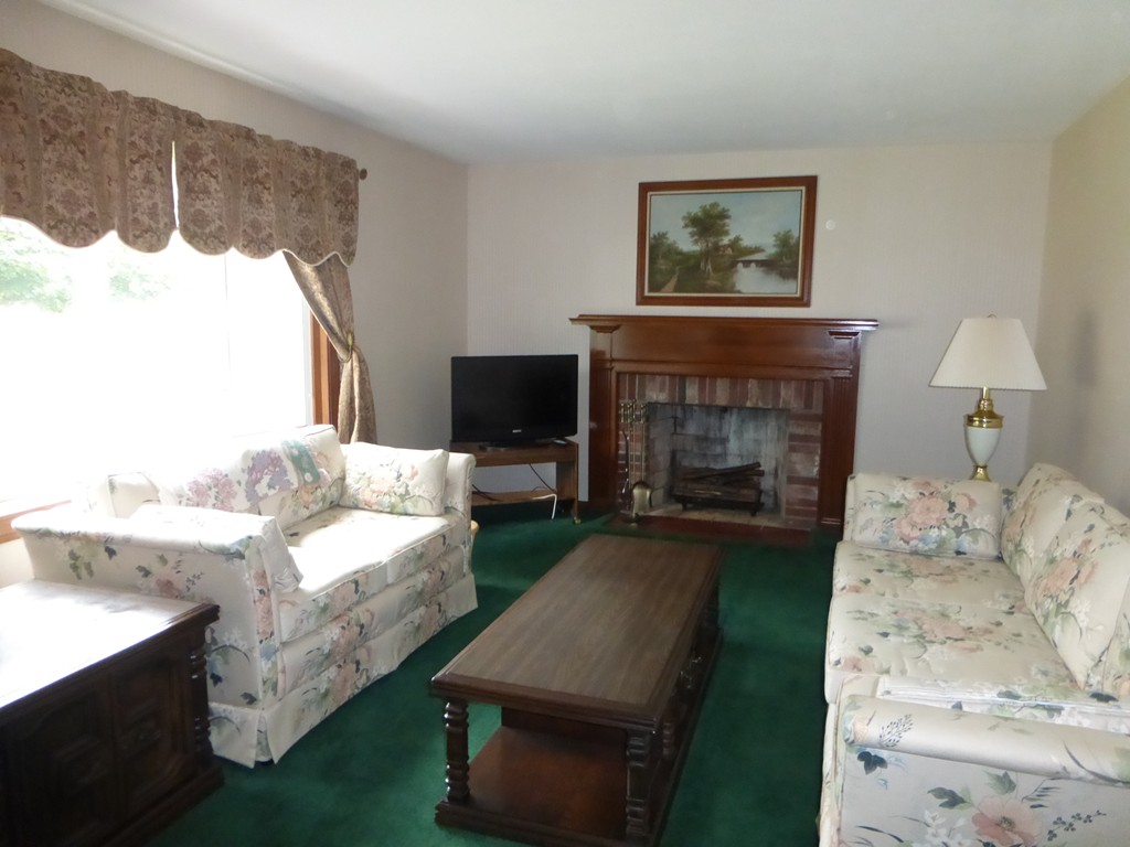31 Country Road Agawam, MA 01001 - Photo 9 of 19 Gallery Image 9