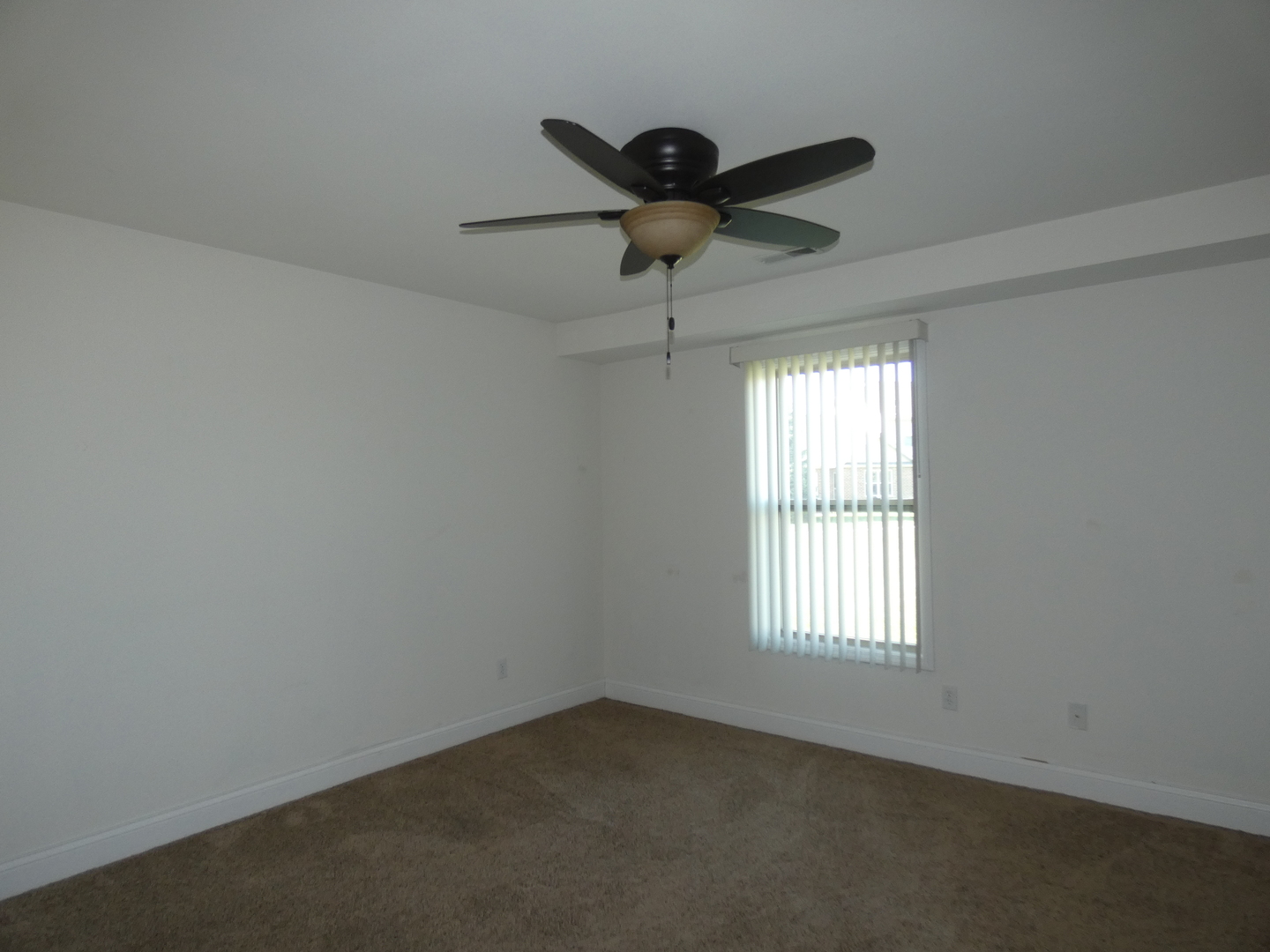 627 North Edgemere Drive Bourbonnais, IL 60914 - Photo 32 of 37 an empty room with a window