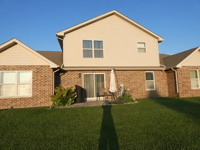 a view of a house with backyard