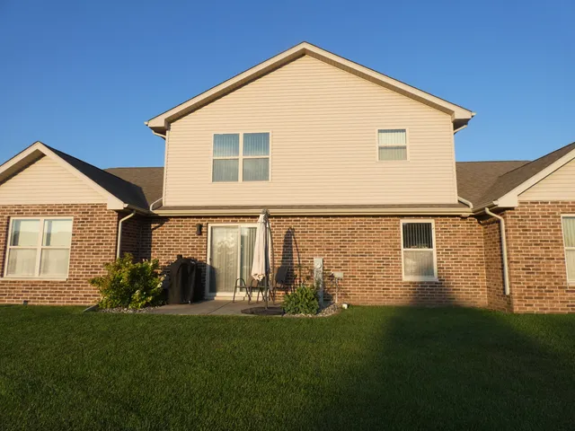 a view of a house with backyard