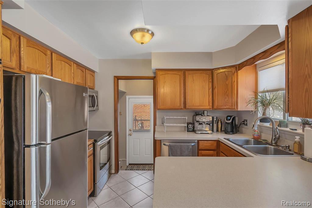 23048 Tuck Road Farmington Hills, MI 48336 - Photo 9 of 36