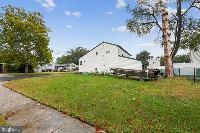a view of backyard with garden