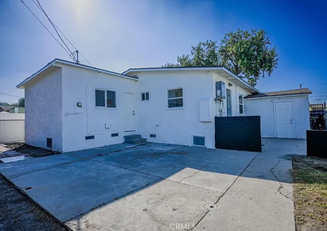 a view of a house with a backyard