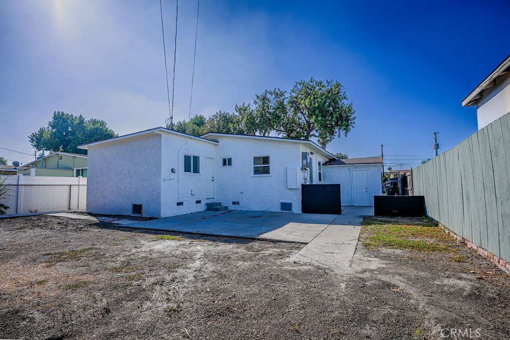 827 East 103rd Place Los Angeles, CA 90002 - Photo 12 of 18 Spacious yard