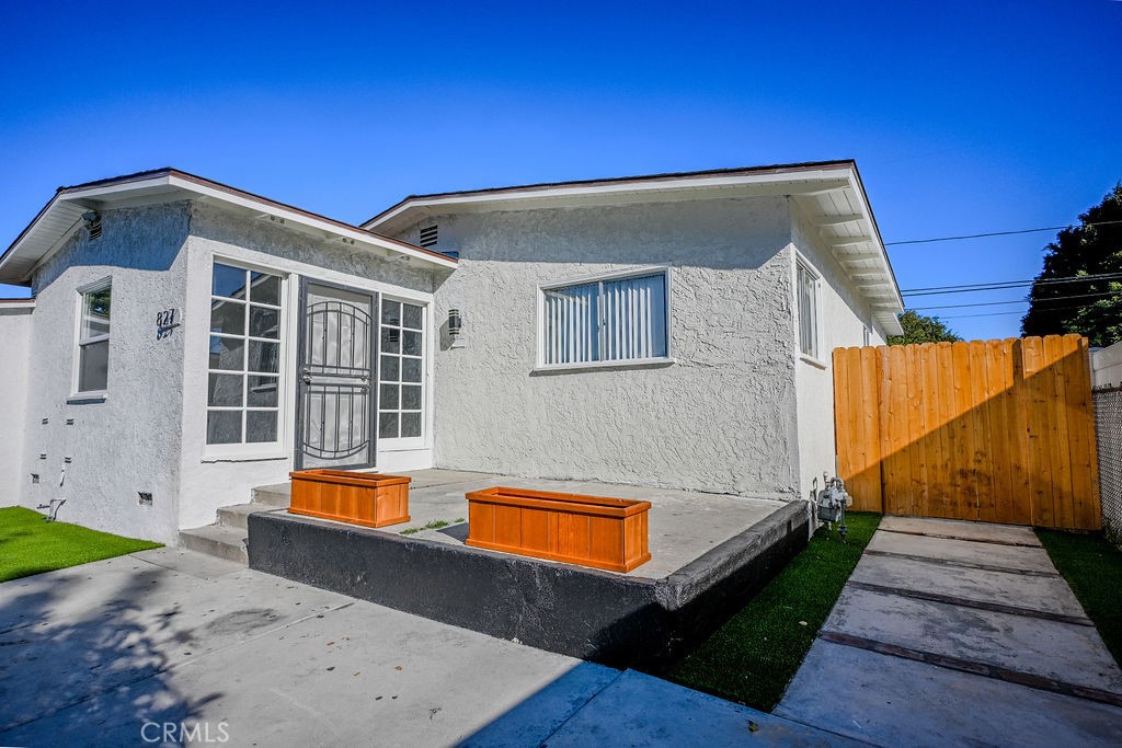 827 East 103rd Place Los Angeles, CA 90002 - Photo 14 of 18 Porch front door entrance