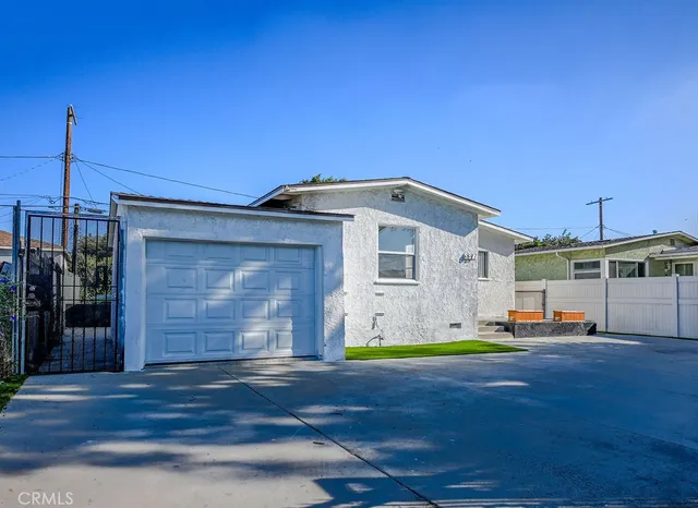 a view of front of house with yard