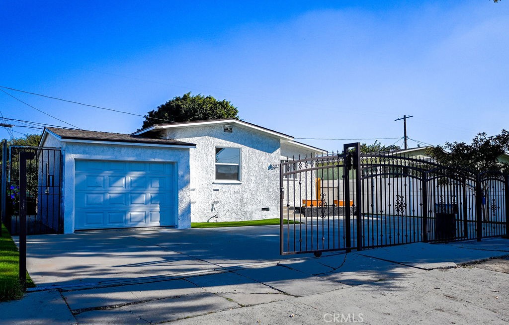 827 East 103rd Place Los Angeles, CA 90002 - Photo 17 of 18 Gated drive way