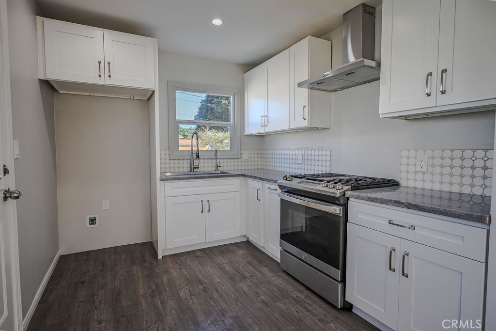 827 East 103rd Place Los Angeles, CA 90002 - Photo 3 of 18 Kitchen