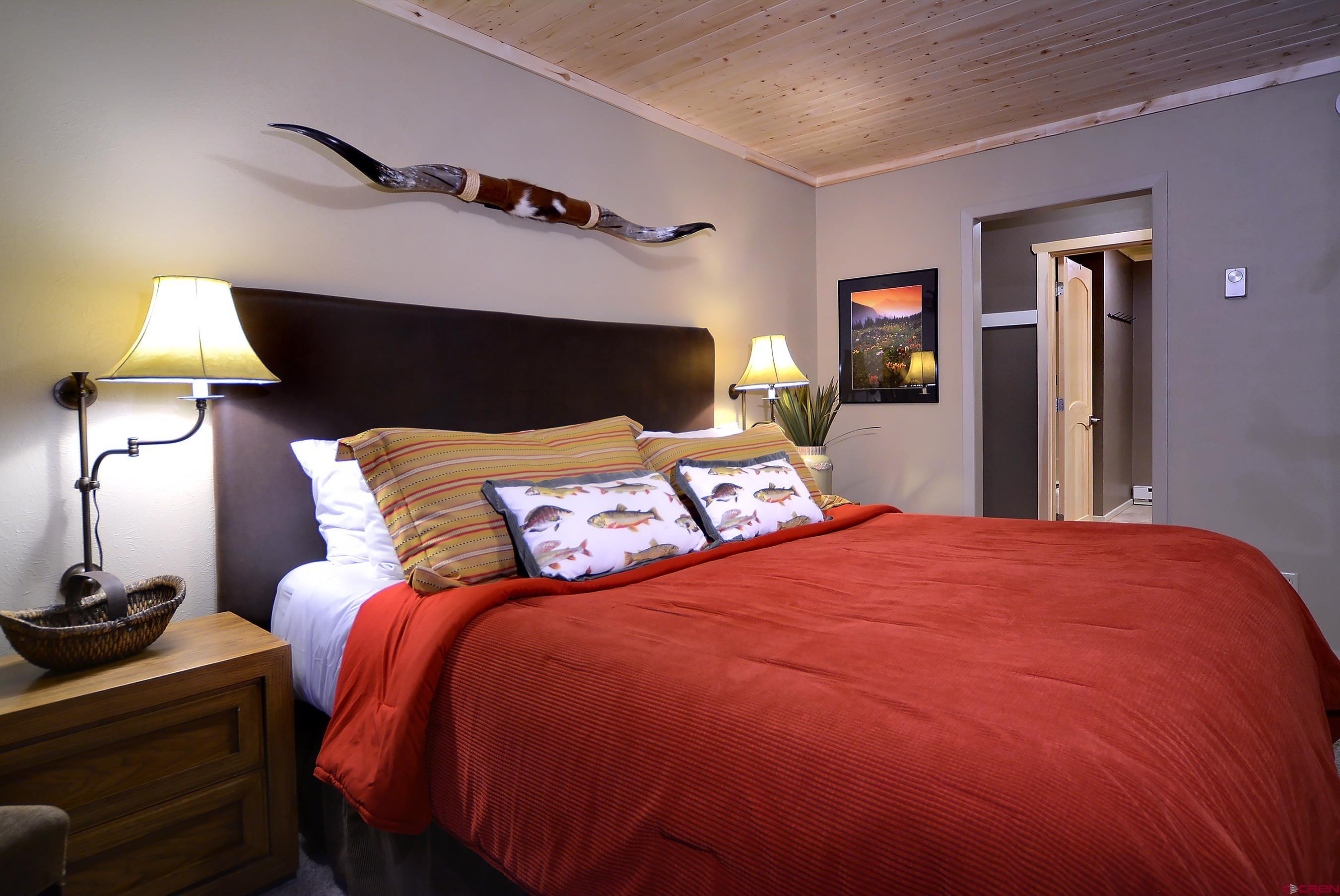 35 Emmons Road, Unit 3 Crested Butte, CO 81225 - Photo 19 of 25 a bedroom with a bed and a lamp