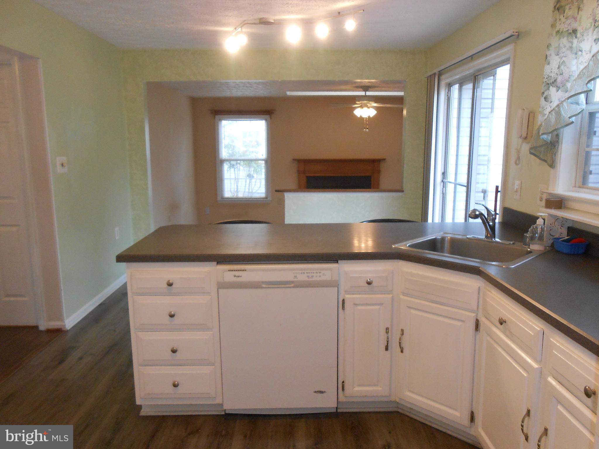 10472 Labrador Loop Manassas, VA 20112 - Photo 17 of 53 Kitchne - Laminate Floor