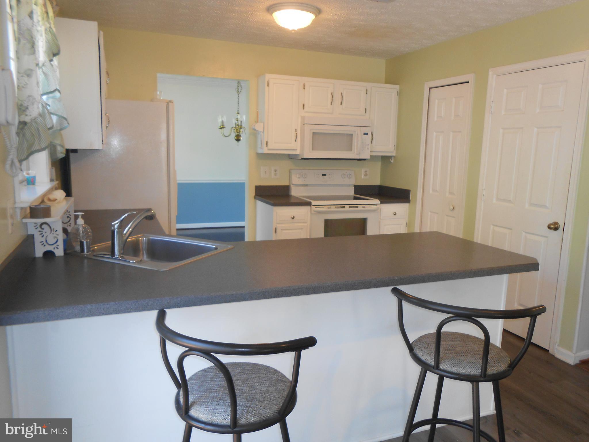 10472 Labrador Loop Manassas, VA 20112 - Photo 21 of 53 Breakfast Bar