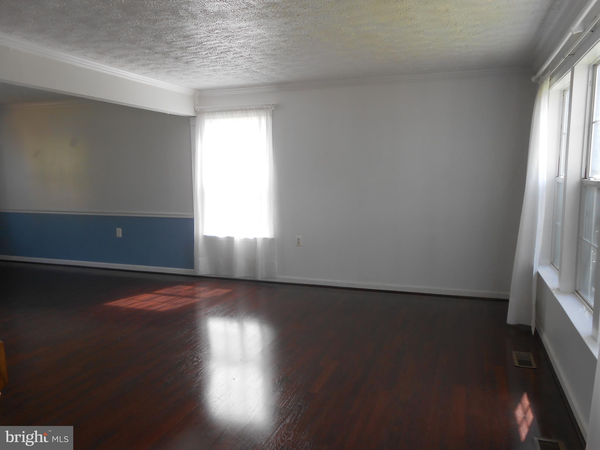 10472 Labrador Loop Manassas, VA 20112 - Photo 10 of 53 Living Room - Crown Molding