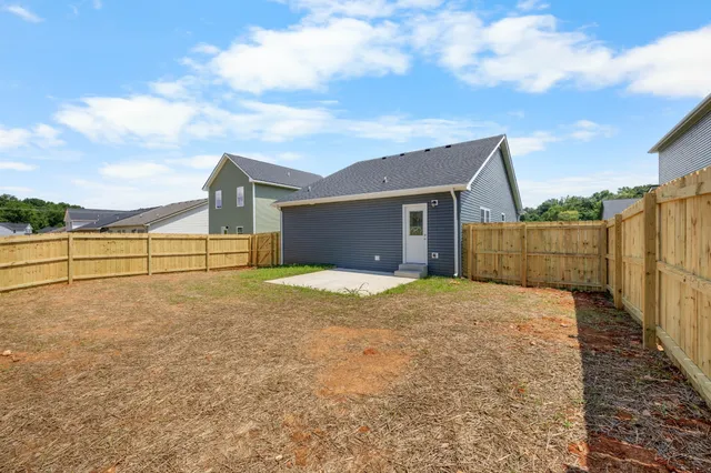 a view of a backyard