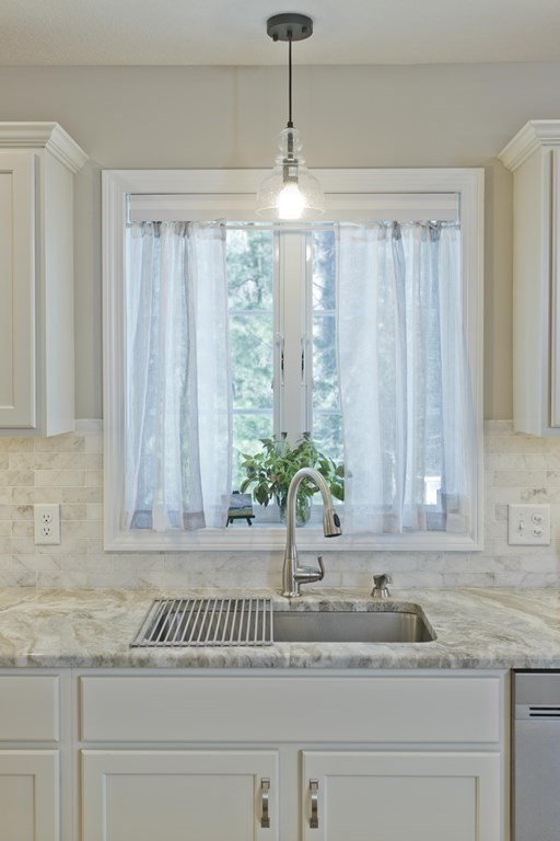 136 Barrington Drive Springfield, MA 01129 - Photo 11 of 42 Gallery Image 11
