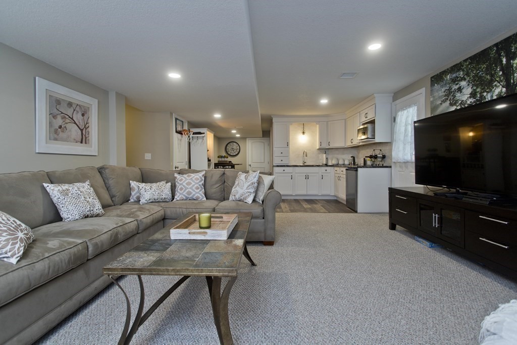 136 Barrington Drive Springfield, MA 01129 - Photo 32 of 42 Gallery Image 32