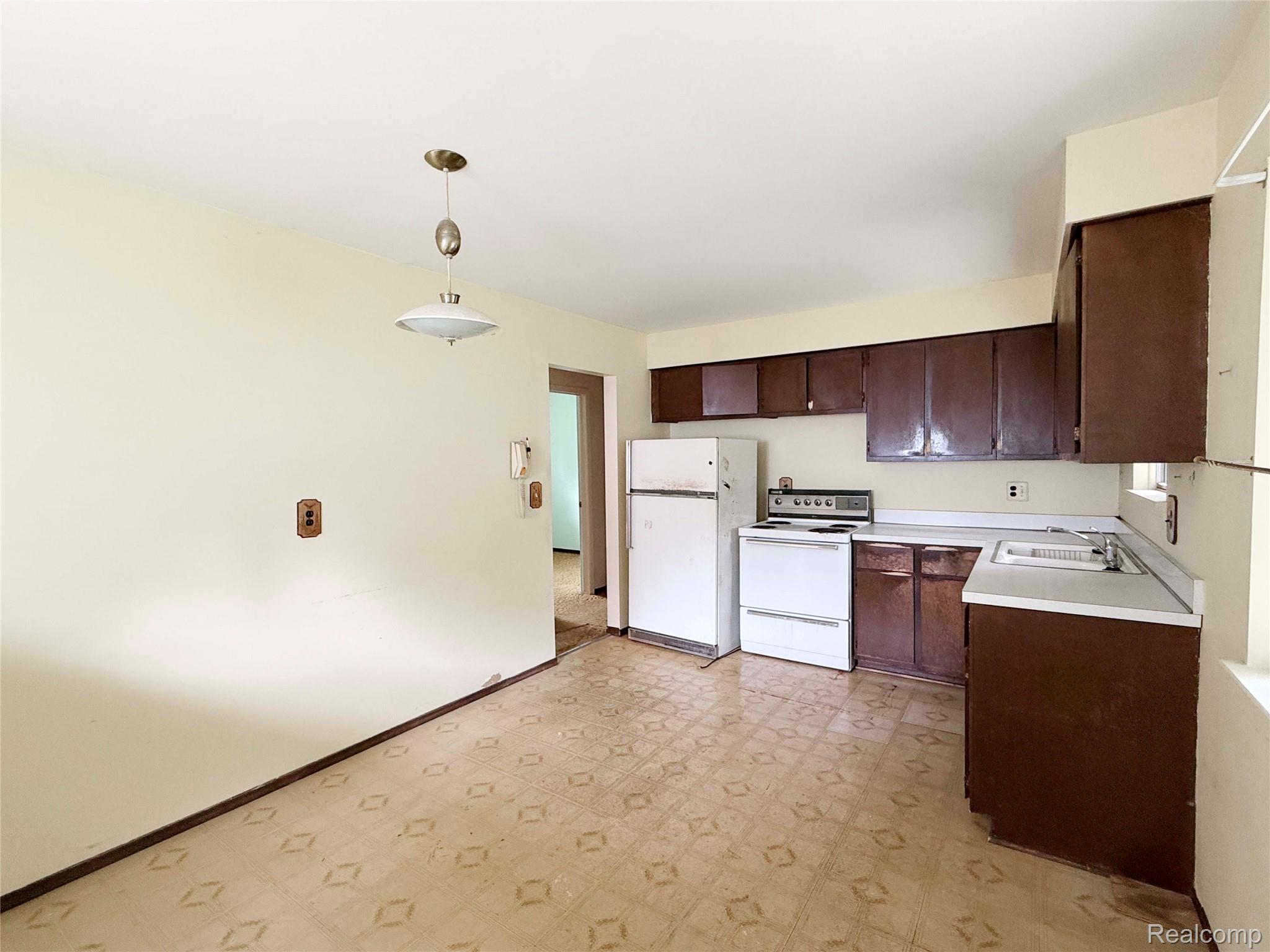 556 Trombley Road Troy, MI 48083 - Photo 4 of 16 03559edfc98018fecb3a7a172d70a6c957460477.jpg