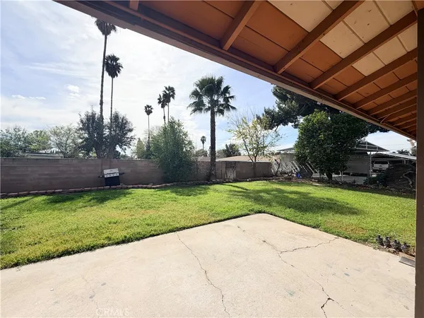$3,000 | 323 East Holly Street, Rialto, CA 92376
