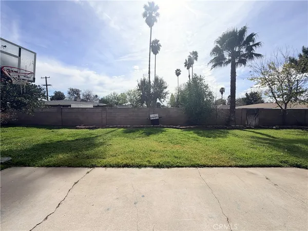 $3,000 | 323 East Holly Street, Rialto, CA 92376