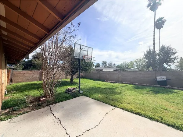$3,000 | 323 East Holly Street, Rialto, CA 92376