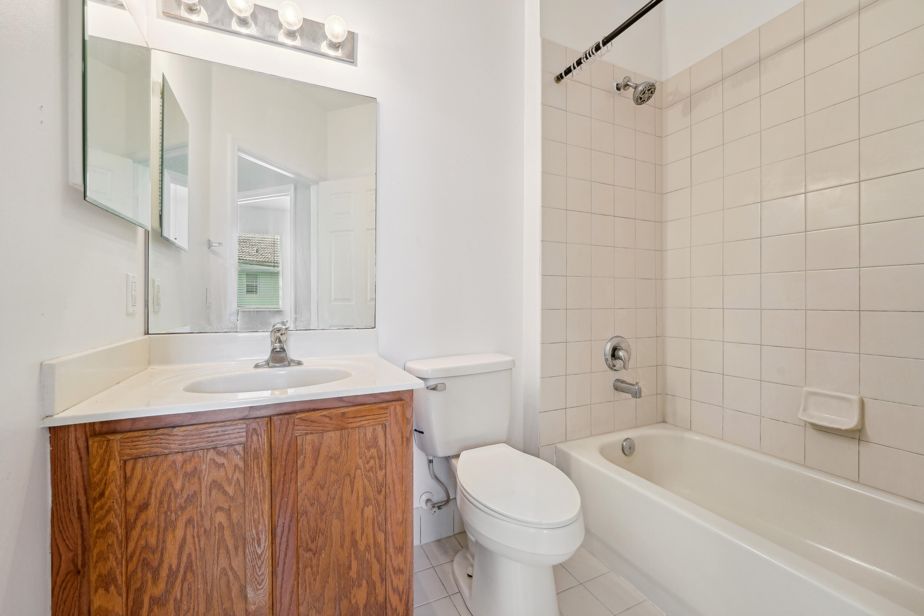3258 Laurel Ridge Circle Riviera Beach, FL 33404 - Photo 19 of 27 Second Full Bathroom