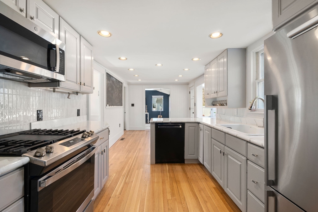 3 Bobolink Road Wellesley, MA 02481 - Photo 10 of 31