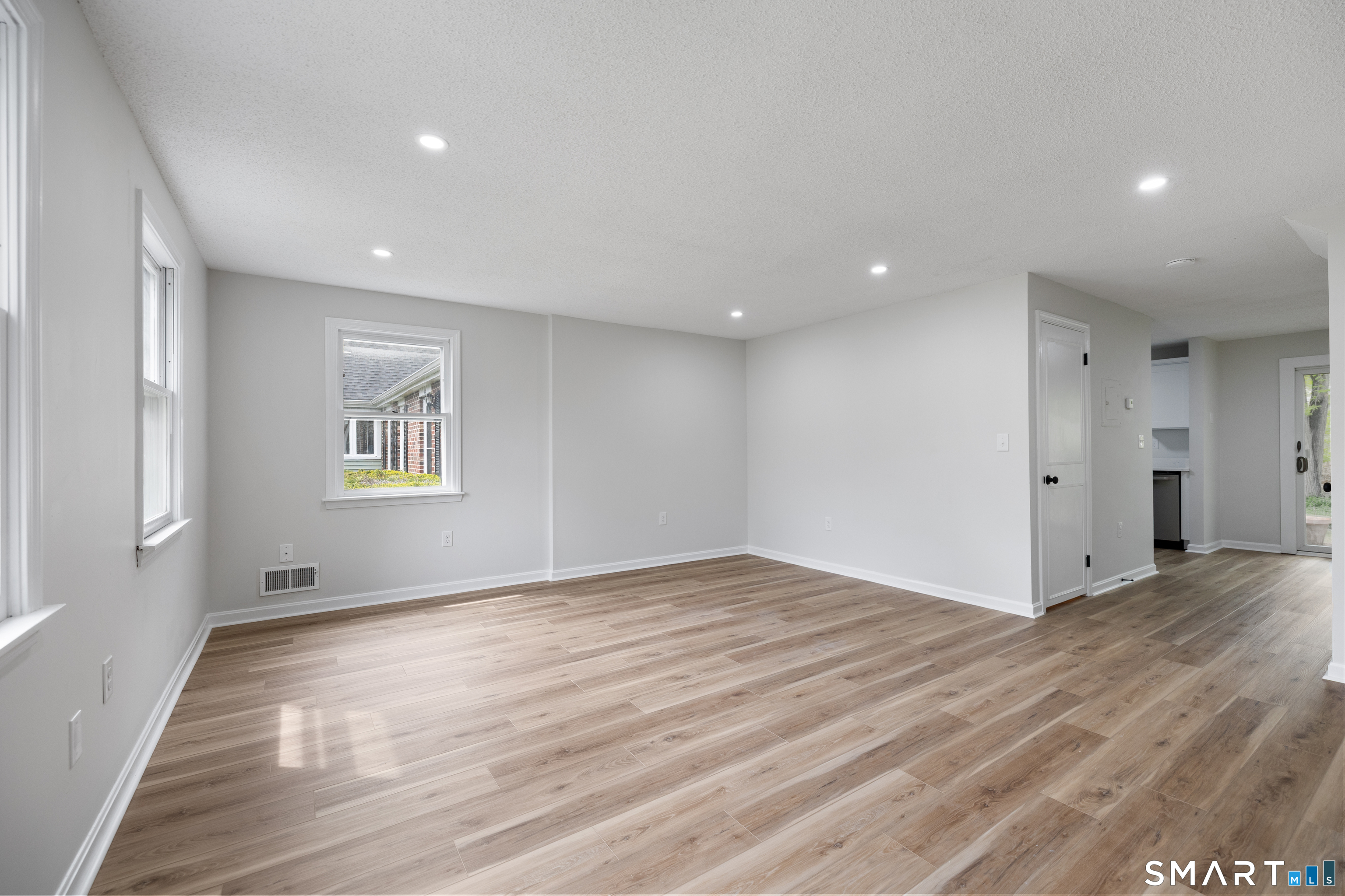 464 Dowd Avenue, Unit 464 Canton, CT 06019 - Photo 3 of 31 Living room - view 1
