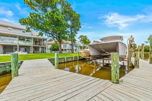 $1,750,000 | 18 Golf View Drive, Pass Christian, MS 39571