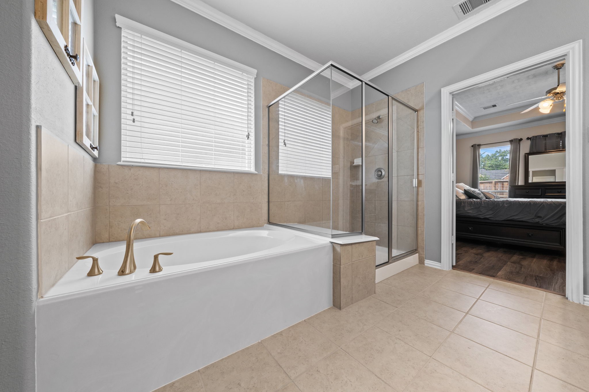 30707 Dodson Trace Drive Spring, TX 77386 - Photo 21 of 43 a bathroom with a tub a sink and a large mirror