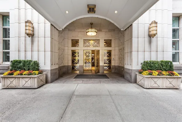 a view of an entryway of the house