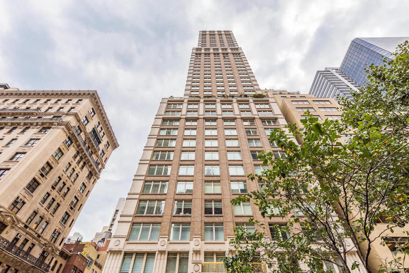 515 Park Avenue, Unit 19 Manhattan, NY 10022 - Photo 18 of 19 front view of a building