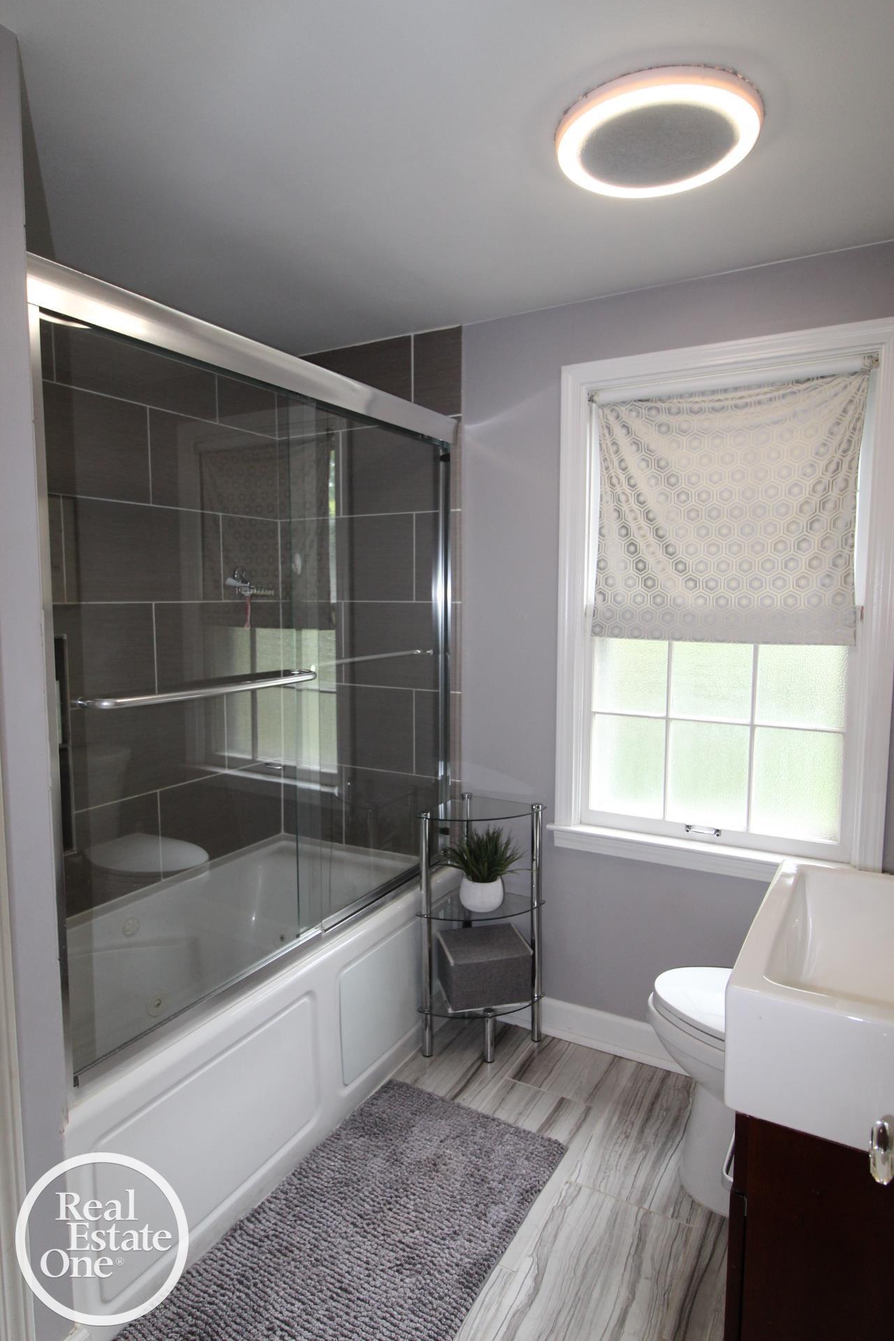1337 Bishop Road Grosse Pointe, MI 48230 - Photo 31 of 52 50180881-98f294e5-0537-4f0a-aa27-c366814aac93.JPG