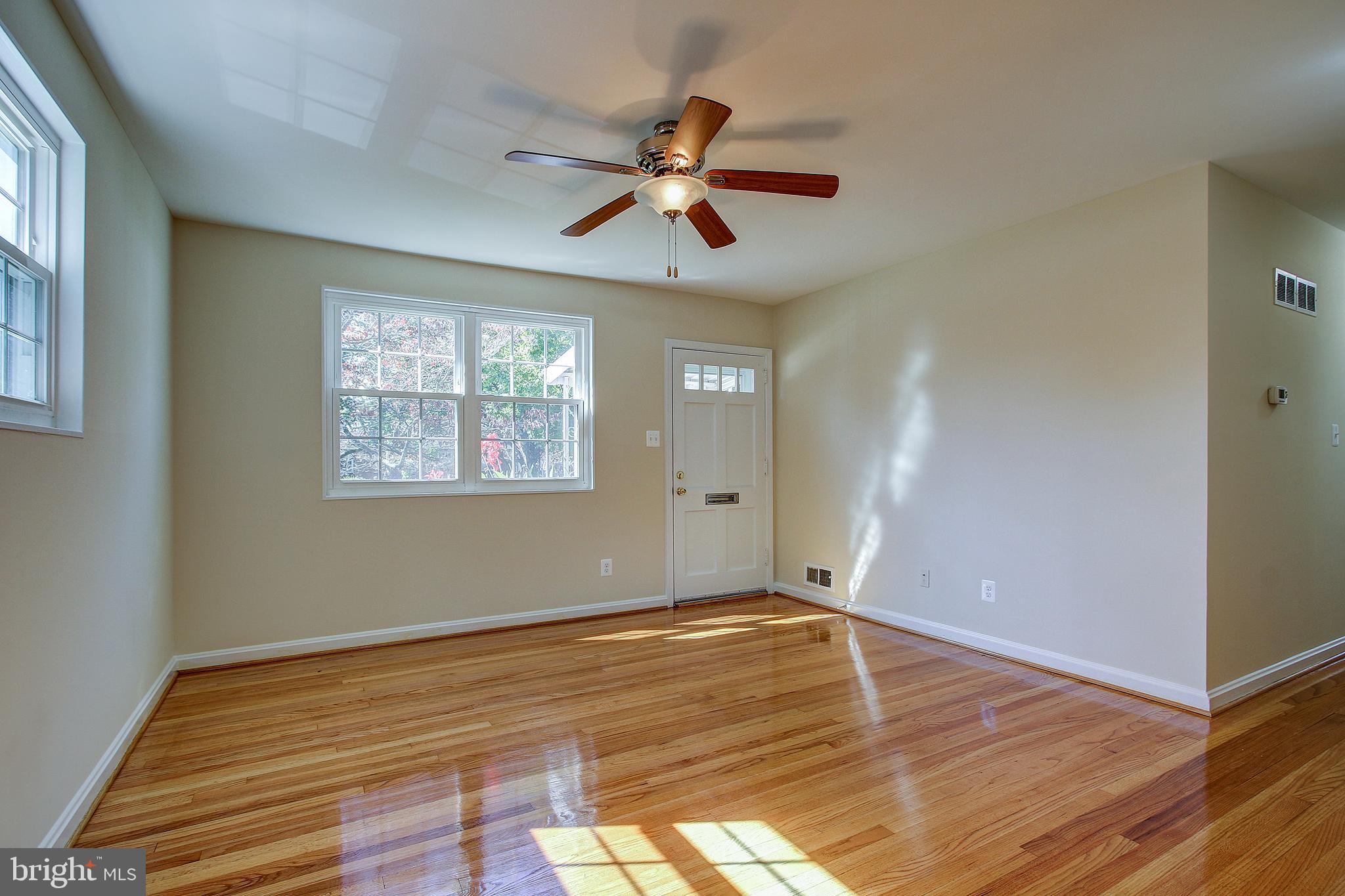 4713 Olden Road Rockville, MD 20852 - Photo 4 of 24 Lots of Light! Beautiful