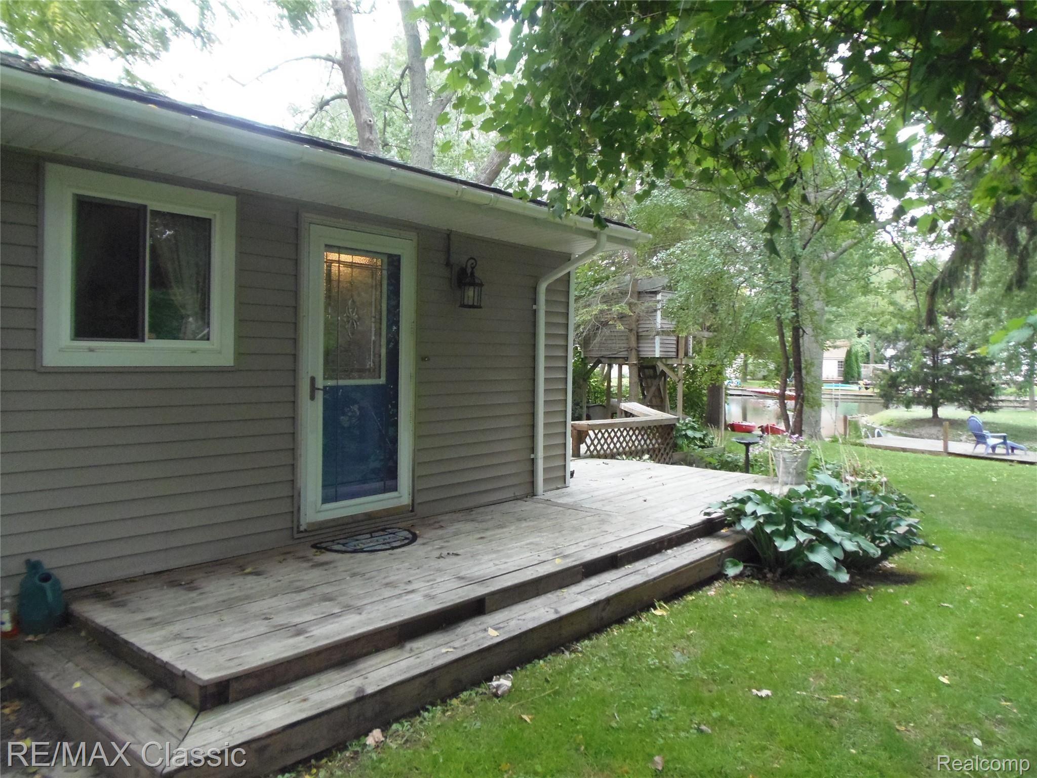 5111 Reymont Road Waterford, MI 48327 - Photo 3 of 47 Side door Entrance.JPG