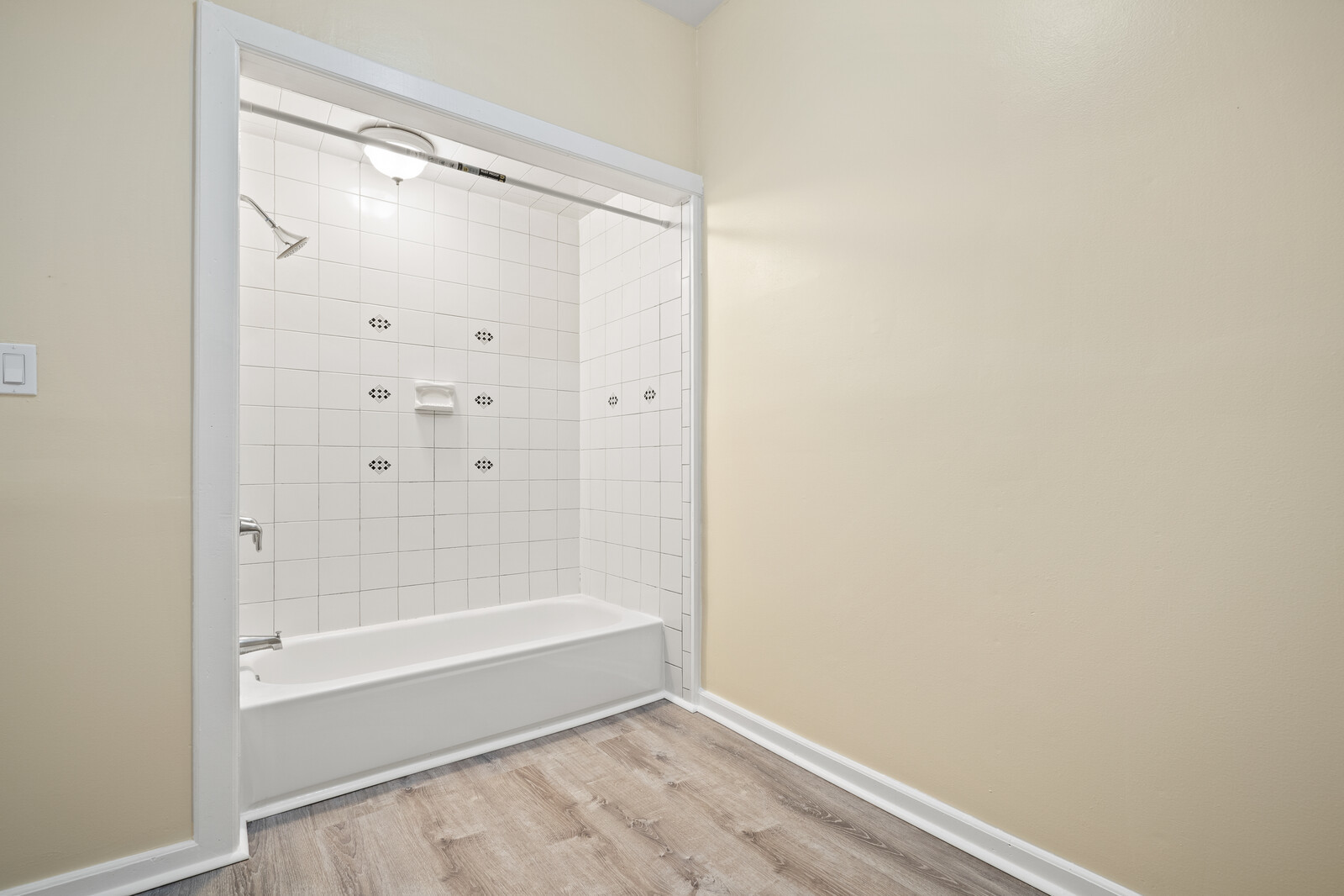 1331 West Huron Street Chicago, IL 60642 - Photo 8 of 11 a bathroom with a bathtub