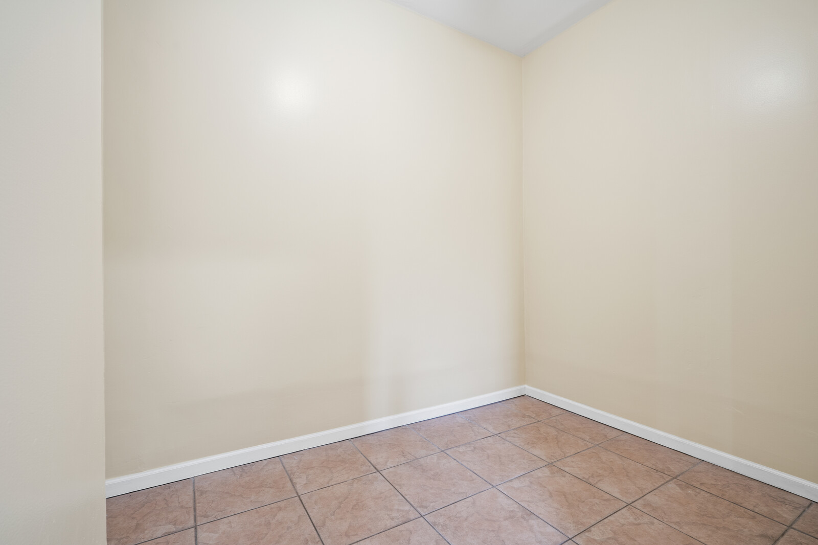 1331 West Huron Street Chicago, IL 60642 - Photo 9 of 11 a view of an empty room