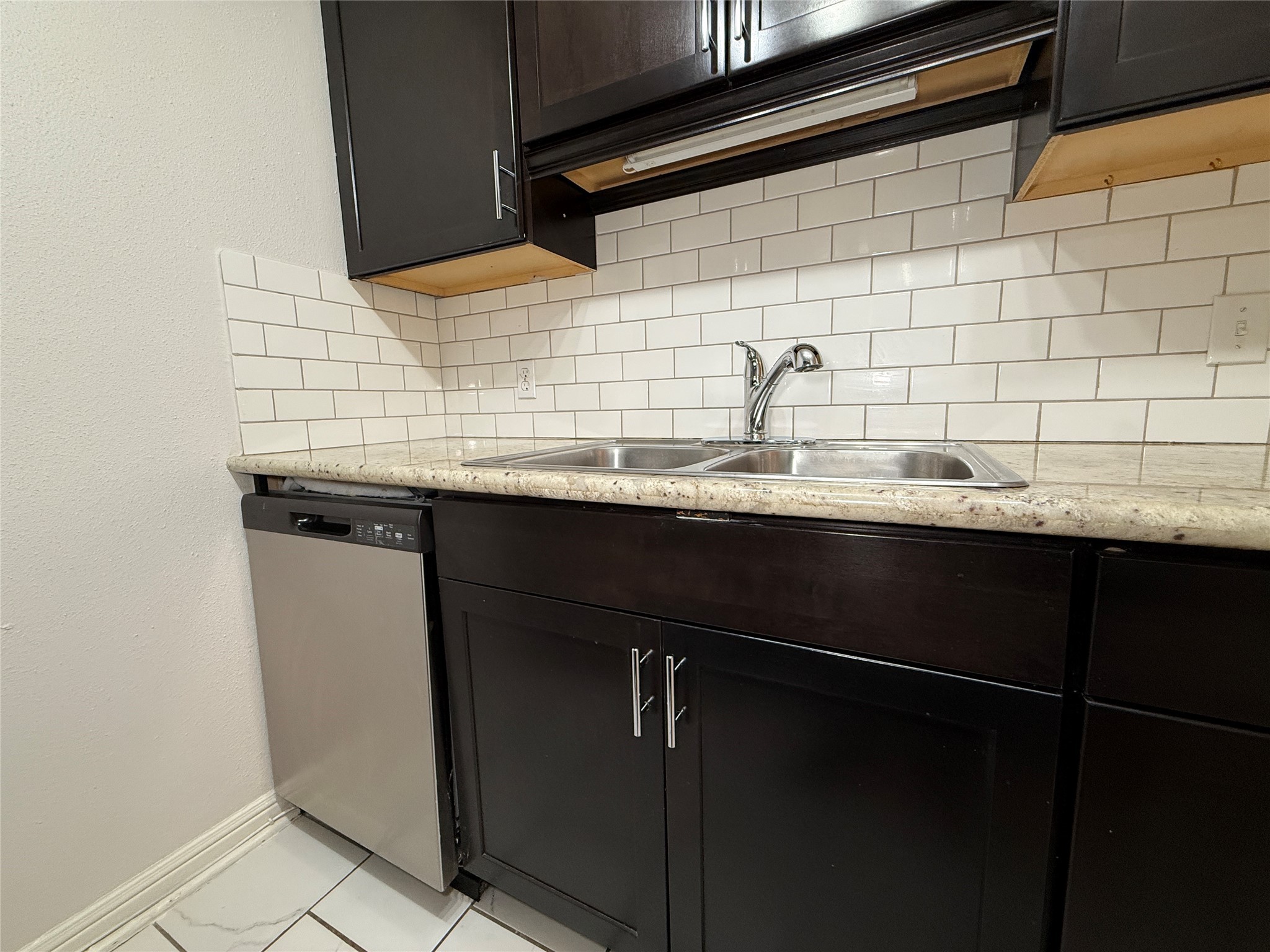 2125 Augusta Drive, Unit 83 Houston, TX 77057 - Photo 14 of 34 a bathroom with a sink and a mirror