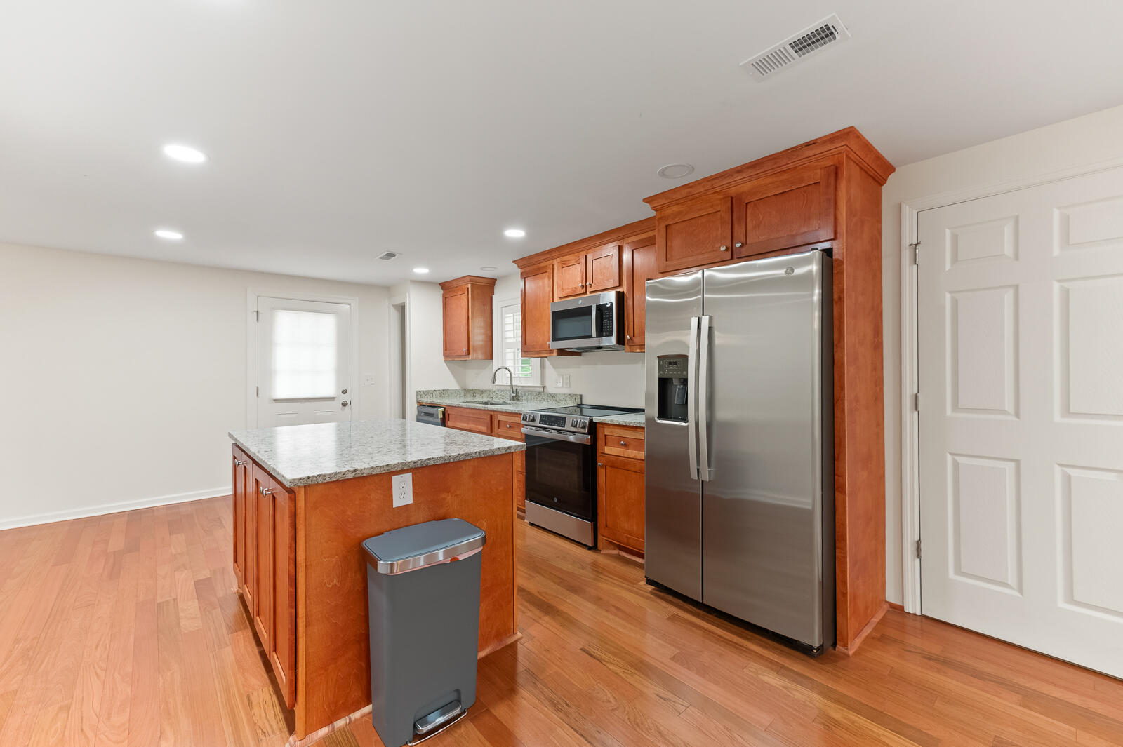 1729 North Highway 17 Mount Pleasant, SC 29464 - Photo 4 of 18 Kitchen