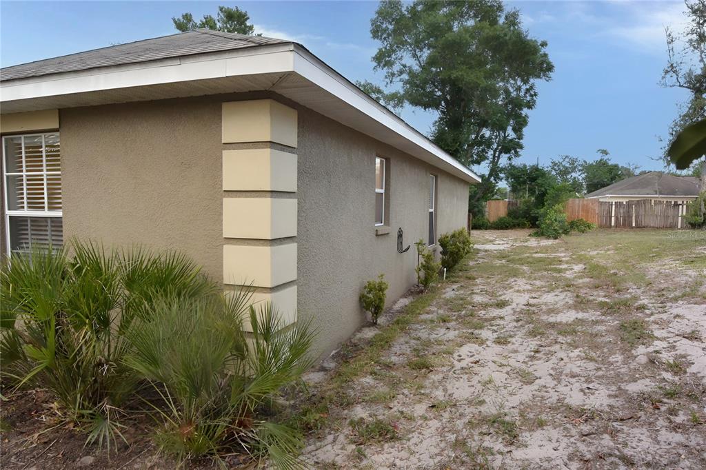 12042 Linden Drive Spring Hill, FL 34608 - Photo 41 of 41 a backyard of a house with plants and trees