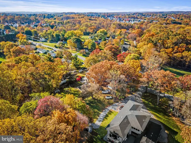 a view of a back yard of the house