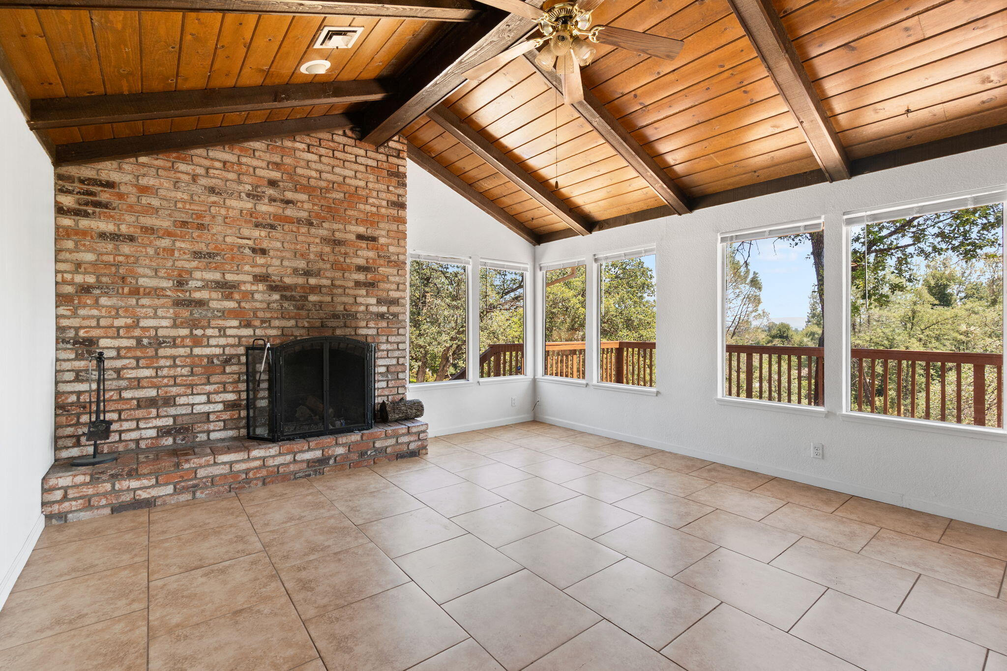8741 Prospectors Road Redding, CA 96001 - Photo 9 of 60 Living Room