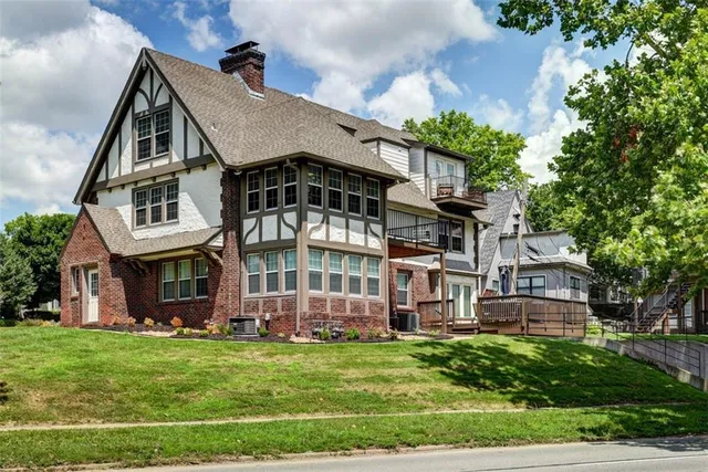 $1,950,000 | 1120-1124 Ward Parkway, Kansas City, MO 64112