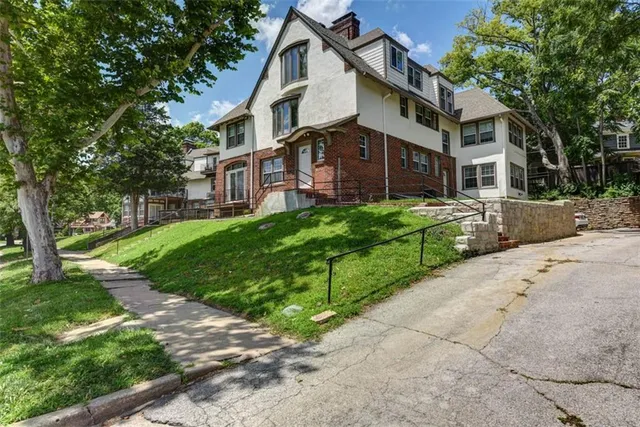 $1,950,000 | 1120-1124 Ward Parkway, Kansas City, MO 64112