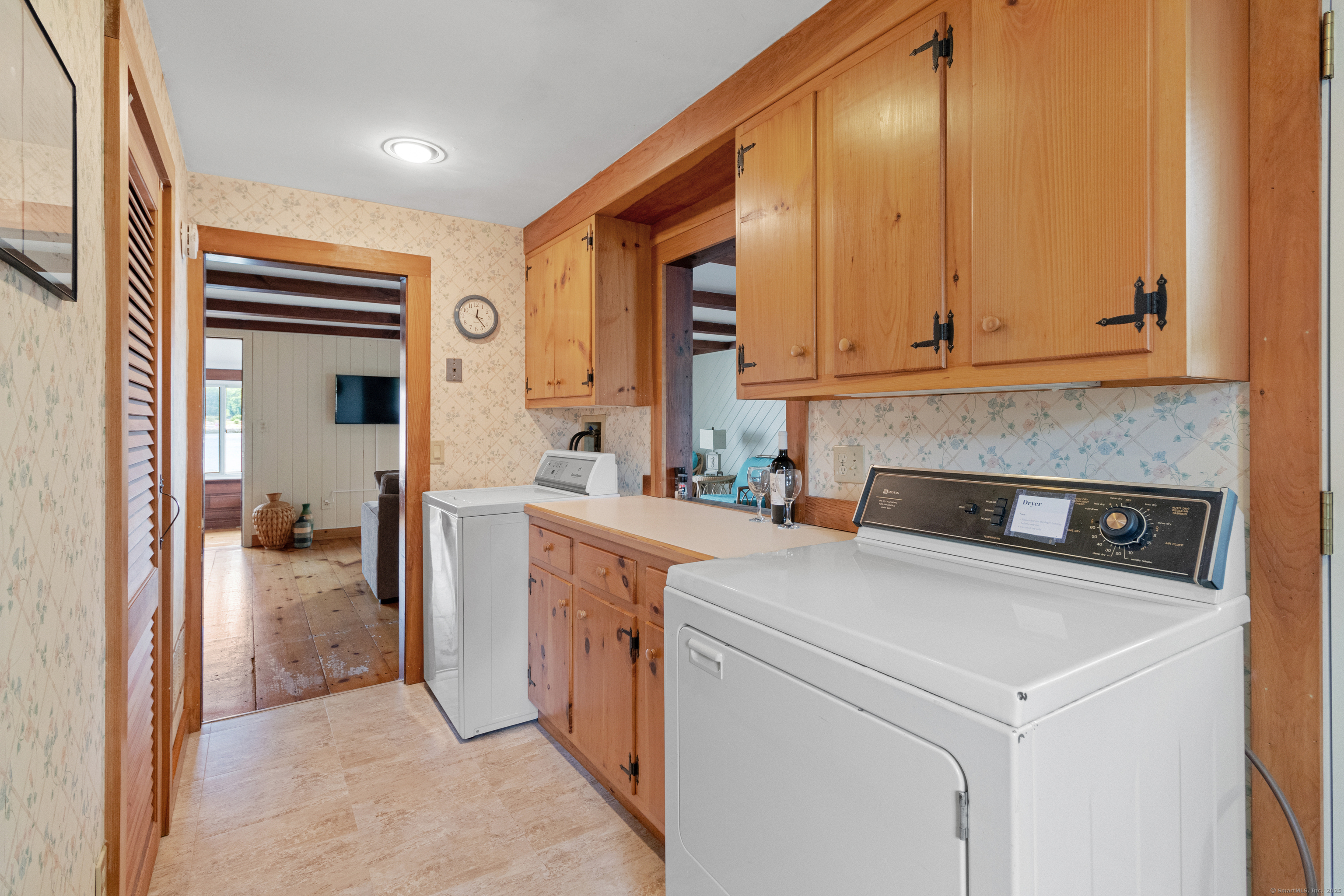 15 River Road Branford, CT 06405 - Photo 16 of 32 a utility room with dryer and washer