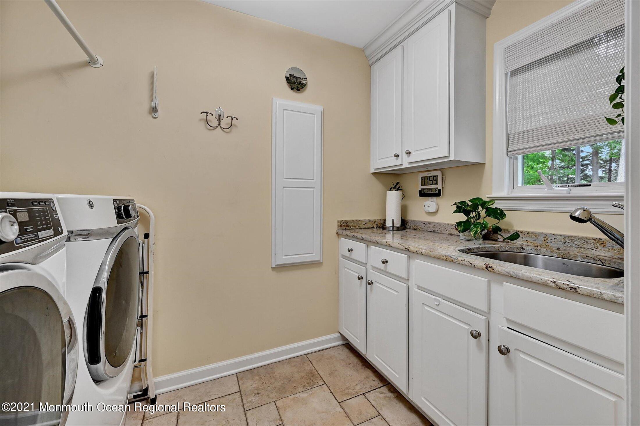4 Fox Hunt Road Holmdel, NJ 07733 - Photo 18 of 39 Laundry Room