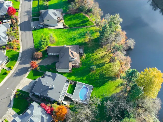 $899,000 | 976 Northwest Southwater Drive, Roseburg, OR 97471