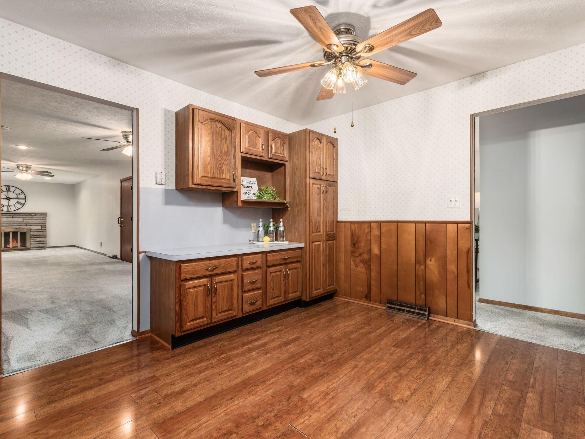 995 Plum Ridge Columbus, OH 43213 - Photo 7 of 41 Kitchen